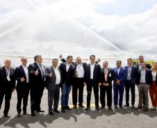 Dois potentes jatos de água batizaram simbolicamente as primeiras aeronaves que partiram com voos de Curitiba para o Interior do Estado inaugurando oficialmente, nesta terça-feira (22), o programa Voe Paraná. O governador Carlos Massa Ratinho Junior acompanhou a estreia no Aeroporto Afonso Pena, em São José dos Pinhais, recepcionando os primeiros passageiros com destino ao Interior do Estado.