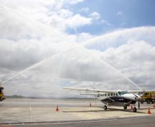 Dois potentes jatos de água batizaram simbolicamente as primeiras aeronaves que partiram com voos de Curitiba para o Interior do Estado inaugurando oficialmente, nesta terça-feira (22), o programa Voe Paraná. O governador Carlos Massa Ratinho Junior acompanhou a estreia no Aeroporto Afonso Pena, em São José dos Pinhais, recepcionando os primeiros passageiros com destino ao Interior do Estado.