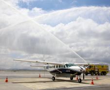 Dois potentes jatos de água batizaram simbolicamente as primeiras aeronaves que partiram com voos de Curitiba para o Interior do Estado inaugurando oficialmente, nesta terça-feira (22), o programa Voe Paraná. O governador Carlos Massa Ratinho Junior acompanhou a estreia no Aeroporto Afonso Pena, em São José dos Pinhais, recepcionando os primeiros passageiros com destino ao Interior do Estado.