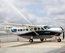 Dois potentes jatos de água batizaram simbolicamente as primeiras aeronaves que partiram com voos de Curitiba para o Interior do Estado inaugurando oficialmente, nesta terça-feira (22), o programa Voe Paraná. O governador Carlos Massa Ratinho Junior acompanhou a estreia no Aeroporto Afonso Pena, em São José dos Pinhais, recepcionando os primeiros passageiros com destino ao Interior do Estado.