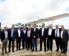 Dois potentes jatos de água batizaram simbolicamente as primeiras aeronaves que partiram com voos de Curitiba para o Interior do Estado inaugurando oficialmente, nesta terça-feira (22), o programa Voe Paraná. O governador Carlos Massa Ratinho Junior acompanhou a estreia no Aeroporto Afonso Pena, em São José dos Pinhais, recepcionando os primeiros passageiros com destino ao Interior do Estado.