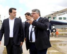 Dois potentes jatos de água batizaram simbolicamente as primeiras aeronaves que partiram com voos de Curitiba para o Interior do Estado inaugurando oficialmente, nesta terça-feira (22), o programa Voe Paraná. O governador Carlos Massa Ratinho Junior acompanhou a estreia no Aeroporto Afonso Pena, em São José dos Pinhais, recepcionando os primeiros passageiros com destino ao Interior do Estado.