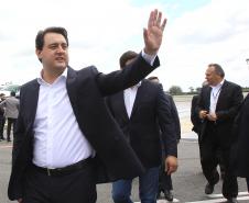 Dois potentes jatos de água batizaram simbolicamente as primeiras aeronaves que partiram com voos de Curitiba para o Interior do Estado inaugurando oficialmente, nesta terça-feira (22), o programa Voe Paraná. O governador Carlos Massa Ratinho Junior acompanhou a estreia no Aeroporto Afonso Pena, em São José dos Pinhais, recepcionando os primeiros passageiros com destino ao Interior do Estado.