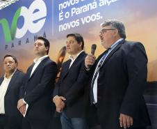 Dois potentes jatos de água batizaram simbolicamente as primeiras aeronaves que partiram com voos de Curitiba para o Interior do Estado inaugurando oficialmente, nesta terça-feira (22), o programa Voe Paraná. O governador Carlos Massa Ratinho Junior acompanhou a estreia no Aeroporto Afonso Pena, em São José dos Pinhais, recepcionando os primeiros passageiros com destino ao Interior do Estado.