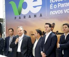 Dois potentes jatos de água batizaram simbolicamente as primeiras aeronaves que partiram com voos de Curitiba para o Interior do Estado inaugurando oficialmente, nesta terça-feira (22), o programa Voe Paraná. O governador Carlos Massa Ratinho Junior acompanhou a estreia no Aeroporto Afonso Pena, em São José dos Pinhais, recepcionando os primeiros passageiros com destino ao Interior do Estado.