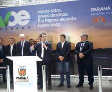 Dois potentes jatos de água batizaram simbolicamente as primeiras aeronaves que partiram com voos de Curitiba para o Interior do Estado inaugurando oficialmente, nesta terça-feira (22), o programa Voe Paraná. O governador Carlos Massa Ratinho Junior acompanhou a estreia no Aeroporto Afonso Pena, em São José dos Pinhais, recepcionando os primeiros passageiros com destino ao Interior do Estado.