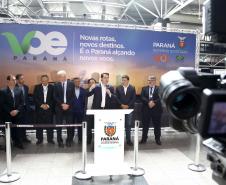 Dois potentes jatos de água batizaram simbolicamente as primeiras aeronaves que partiram com voos de Curitiba para o Interior do Estado inaugurando oficialmente, nesta terça-feira (22), o programa Voe Paraná. O governador Carlos Massa Ratinho Junior acompanhou a estreia no Aeroporto Afonso Pena, em São José dos Pinhais, recepcionando os primeiros passageiros com destino ao Interior do Estado.