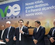 Dois potentes jatos de água batizaram simbolicamente as primeiras aeronaves que partiram com voos de Curitiba para o Interior do Estado inaugurando oficialmente, nesta terça-feira (22), o programa Voe Paraná. O governador Carlos Massa Ratinho Junior acompanhou a estreia no Aeroporto Afonso Pena, em São José dos Pinhais, recepcionando os primeiros passageiros com destino ao Interior do Estado.