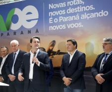 Dois potentes jatos de água batizaram simbolicamente as primeiras aeronaves que partiram com voos de Curitiba para o Interior do Estado inaugurando oficialmente, nesta terça-feira (22), o programa Voe Paraná. O governador Carlos Massa Ratinho Junior acompanhou a estreia no Aeroporto Afonso Pena, em São José dos Pinhais, recepcionando os primeiros passageiros com destino ao Interior do Estado.