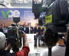 Dois potentes jatos de água batizaram simbolicamente as primeiras aeronaves que partiram com voos de Curitiba para o Interior do Estado inaugurando oficialmente, nesta terça-feira (22), o programa Voe Paraná. O governador Carlos Massa Ratinho Junior acompanhou a estreia no Aeroporto Afonso Pena, em São José dos Pinhais, recepcionando os primeiros passageiros com destino ao Interior do Estado.