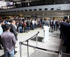 Dois potentes jatos de água batizaram simbolicamente as primeiras aeronaves que partiram com voos de Curitiba para o Interior do Estado inaugurando oficialmente, nesta terça-feira (22), o programa Voe Paraná. O governador Carlos Massa Ratinho Junior acompanhou a estreia no Aeroporto Afonso Pena, em São José dos Pinhais, recepcionando os primeiros passageiros com destino ao Interior do Estado.