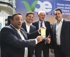 Dois potentes jatos de água batizaram simbolicamente as primeiras aeronaves que partiram com voos de Curitiba para o Interior do Estado inaugurando oficialmente, nesta terça-feira (22), o programa Voe Paraná. O governador Carlos Massa Ratinho Junior acompanhou a estreia no Aeroporto Afonso Pena, em São José dos Pinhais, recepcionando os primeiros passageiros com destino ao Interior do Estado.