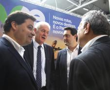 Dois potentes jatos de água batizaram simbolicamente as primeiras aeronaves que partiram com voos de Curitiba para o Interior do Estado inaugurando oficialmente, nesta terça-feira (22), o programa Voe Paraná. O governador Carlos Massa Ratinho Junior acompanhou a estreia no Aeroporto Afonso Pena, em São José dos Pinhais, recepcionando os primeiros passageiros com destino ao Interior do Estado.