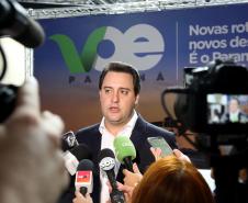 Dois potentes jatos de água batizaram simbolicamente as primeiras aeronaves que partiram com voos de Curitiba para o Interior do Estado inaugurando oficialmente, nesta terça-feira (22), o programa Voe Paraná. O governador Carlos Massa Ratinho Junior acompanhou a estreia no Aeroporto Afonso Pena, em São José dos Pinhais, recepcionando os primeiros passageiros com destino ao Interior do Estado.