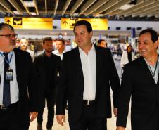 Dois potentes jatos de água batizaram simbolicamente as primeiras aeronaves que partiram com voos de Curitiba para o Interior do Estado inaugurando oficialmente, nesta terça-feira (22), o programa Voe Paraná. O governador Carlos Massa Ratinho Junior acompanhou a estreia no Aeroporto Afonso Pena, em São José dos Pinhais, recepcionando os primeiros passageiros com destino ao Interior do Estado.