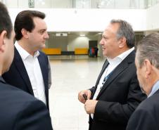 Dois potentes jatos de água batizaram simbolicamente as primeiras aeronaves que partiram com voos de Curitiba para o Interior do Estado inaugurando oficialmente, nesta terça-feira (22), o programa Voe Paraná. O governador Carlos Massa Ratinho Junior acompanhou a estreia no Aeroporto Afonso Pena, em São José dos Pinhais, recepcionando os primeiros passageiros com destino ao Interior do Estado.