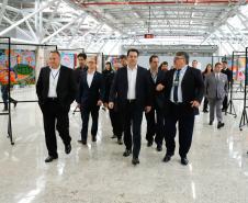 Dois potentes jatos de água batizaram simbolicamente as primeiras aeronaves que partiram com voos de Curitiba para o Interior do Estado inaugurando oficialmente, nesta terça-feira (22), o programa Voe Paraná. O governador Carlos Massa Ratinho Junior acompanhou a estreia no Aeroporto Afonso Pena, em São José dos Pinhais, recepcionando os primeiros passageiros com destino ao Interior do Estado.