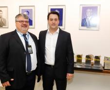 Dois potentes jatos de água batizaram simbolicamente as primeiras aeronaves que partiram com voos de Curitiba para o Interior do Estado inaugurando oficialmente, nesta terça-feira (22), o programa Voe Paraná. O governador Carlos Massa Ratinho Junior acompanhou a estreia no Aeroporto Afonso Pena, em São José dos Pinhais, recepcionando os primeiros passageiros com destino ao Interior do Estado.