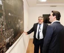 Dois potentes jatos de água batizaram simbolicamente as primeiras aeronaves que partiram com voos de Curitiba para o Interior do Estado inaugurando oficialmente, nesta terça-feira (22), o programa Voe Paraná. O governador Carlos Massa Ratinho Junior acompanhou a estreia no Aeroporto Afonso Pena, em São José dos Pinhais, recepcionando os primeiros passageiros com destino ao Interior do Estado.