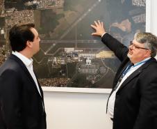 Dois potentes jatos de água batizaram simbolicamente as primeiras aeronaves que partiram com voos de Curitiba para o Interior do Estado inaugurando oficialmente, nesta terça-feira (22), o programa Voe Paraná. O governador Carlos Massa Ratinho Junior acompanhou a estreia no Aeroporto Afonso Pena, em São José dos Pinhais, recepcionando os primeiros passageiros com destino ao Interior do Estado.