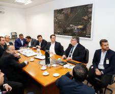 Dois potentes jatos de água batizaram simbolicamente as primeiras aeronaves que partiram com voos de Curitiba para o Interior do Estado inaugurando oficialmente, nesta terça-feira (22), o programa Voe Paraná. O governador Carlos Massa Ratinho Junior acompanhou a estreia no Aeroporto Afonso Pena, em São José dos Pinhais, recepcionando os primeiros passageiros com destino ao Interior do Estado.