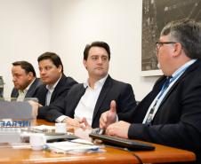 Dois potentes jatos de água batizaram simbolicamente as primeiras aeronaves que partiram com voos de Curitiba para o Interior do Estado inaugurando oficialmente, nesta terça-feira (22), o programa Voe Paraná. O governador Carlos Massa Ratinho Junior acompanhou a estreia no Aeroporto Afonso Pena, em São José dos Pinhais, recepcionando os primeiros passageiros com destino ao Interior do Estado.