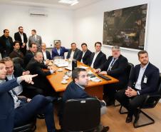 Dois potentes jatos de água batizaram simbolicamente as primeiras aeronaves que partiram com voos de Curitiba para o Interior do Estado inaugurando oficialmente, nesta terça-feira (22), o programa Voe Paraná. O governador Carlos Massa Ratinho Junior acompanhou a estreia no Aeroporto Afonso Pena, em São José dos Pinhais, recepcionando os primeiros passageiros com destino ao Interior do Estado.