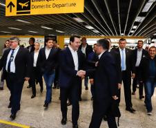 Dois potentes jatos de água batizaram simbolicamente as primeiras aeronaves que partiram com voos de Curitiba para o Interior do Estado inaugurando oficialmente, nesta terça-feira (22), o programa Voe Paraná. O governador Carlos Massa Ratinho Junior acompanhou a estreia no Aeroporto Afonso Pena, em São José dos Pinhais, recepcionando os primeiros passageiros com destino ao Interior do Estado.