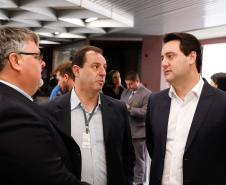 Dois potentes jatos de água batizaram simbolicamente as primeiras aeronaves que partiram com voos de Curitiba para o Interior do Estado inaugurando oficialmente, nesta terça-feira (22), o programa Voe Paraná. O governador Carlos Massa Ratinho Junior acompanhou a estreia no Aeroporto Afonso Pena, em São José dos Pinhais, recepcionando os primeiros passageiros com destino ao Interior do Estado.