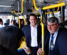 Dois potentes jatos de água batizaram simbolicamente as primeiras aeronaves que partiram com voos de Curitiba para o Interior do Estado inaugurando oficialmente, nesta terça-feira (22), o programa Voe Paraná. O governador Carlos Massa Ratinho Junior acompanhou a estreia no Aeroporto Afonso Pena, em São José dos Pinhais, recepcionando os primeiros passageiros com destino ao Interior do Estado.