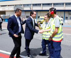 Dois potentes jatos de água batizaram simbolicamente as primeiras aeronaves que partiram com voos de Curitiba para o Interior do Estado inaugurando oficialmente, nesta terça-feira (22), o programa Voe Paraná. O governador Carlos Massa Ratinho Junior acompanhou a estreia no Aeroporto Afonso Pena, em São José dos Pinhais, recepcionando os primeiros passageiros com destino ao Interior do Estado.