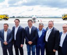 Dois potentes jatos de água batizaram simbolicamente as primeiras aeronaves que partiram com voos de Curitiba para o Interior do Estado inaugurando oficialmente, nesta terça-feira (22), o programa Voe Paraná. O governador Carlos Massa Ratinho Junior acompanhou a estreia no Aeroporto Afonso Pena, em São José dos Pinhais, recepcionando os primeiros passageiros com destino ao Interior do Estado.