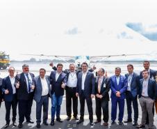 Dois potentes jatos de água batizaram simbolicamente as primeiras aeronaves que partiram com voos de Curitiba para o Interior do Estado inaugurando oficialmente, nesta terça-feira (22), o programa Voe Paraná. O governador Carlos Massa Ratinho Junior acompanhou a estreia no Aeroporto Afonso Pena, em São José dos Pinhais, recepcionando os primeiros passageiros com destino ao Interior do Estado.