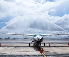 Dois potentes jatos de água batizaram simbolicamente as primeiras aeronaves que partiram com voos de Curitiba para o Interior do Estado inaugurando oficialmente, nesta terça-feira (22), o programa Voe Paraná. O governador Carlos Massa Ratinho Junior acompanhou a estreia no Aeroporto Afonso Pena, em São José dos Pinhais, recepcionando os primeiros passageiros com destino ao Interior do Estado.