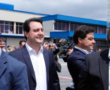 Dois potentes jatos de água batizaram simbolicamente as primeiras aeronaves que partiram com voos de Curitiba para o Interior do Estado inaugurando oficialmente, nesta terça-feira (22), o programa Voe Paraná. O governador Carlos Massa Ratinho Junior acompanhou a estreia no Aeroporto Afonso Pena, em São José dos Pinhais, recepcionando os primeiros passageiros com destino ao Interior do Estado.