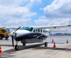 Dois potentes jatos de água batizaram simbolicamente as primeiras aeronaves que partiram com voos de Curitiba para o Interior do Estado inaugurando oficialmente, nesta terça-feira (22), o programa Voe Paraná. O governador Carlos Massa Ratinho Junior acompanhou a estreia no Aeroporto Afonso Pena, em São José dos Pinhais, recepcionando os primeiros passageiros com destino ao Interior do Estado.