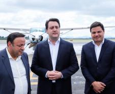 Dois potentes jatos de água batizaram simbolicamente as primeiras aeronaves que partiram com voos de Curitiba para o Interior do Estado inaugurando oficialmente, nesta terça-feira (22), o programa Voe Paraná. O governador Carlos Massa Ratinho Junior acompanhou a estreia no Aeroporto Afonso Pena, em São José dos Pinhais, recepcionando os primeiros passageiros com destino ao Interior do Estado.