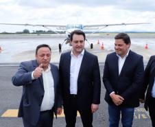 Dois potentes jatos de água batizaram simbolicamente as primeiras aeronaves que partiram com voos de Curitiba para o Interior do Estado inaugurando oficialmente, nesta terça-feira (22), o programa Voe Paraná. O governador Carlos Massa Ratinho Junior acompanhou a estreia no Aeroporto Afonso Pena, em São José dos Pinhais, recepcionando os primeiros passageiros com destino ao Interior do Estado.