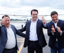 Dois potentes jatos de água batizaram simbolicamente as primeiras aeronaves que partiram com voos de Curitiba para o Interior do Estado inaugurando oficialmente, nesta terça-feira (22), o programa Voe Paraná. O governador Carlos Massa Ratinho Junior acompanhou a estreia no Aeroporto Afonso Pena, em São José dos Pinhais, recepcionando os primeiros passageiros com destino ao Interior do Estado.