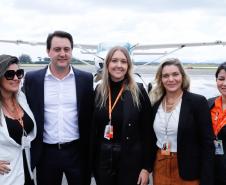 Dois potentes jatos de água batizaram simbolicamente as primeiras aeronaves que partiram com voos de Curitiba para o Interior do Estado inaugurando oficialmente, nesta terça-feira (22), o programa Voe Paraná. O governador Carlos Massa Ratinho Junior acompanhou a estreia no Aeroporto Afonso Pena, em São José dos Pinhais, recepcionando os primeiros passageiros com destino ao Interior do Estado.