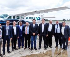 Dois potentes jatos de água batizaram simbolicamente as primeiras aeronaves que partiram com voos de Curitiba para o Interior do Estado inaugurando oficialmente, nesta terça-feira (22), o programa Voe Paraná. O governador Carlos Massa Ratinho Junior acompanhou a estreia no Aeroporto Afonso Pena, em São José dos Pinhais, recepcionando os primeiros passageiros com destino ao Interior do Estado.