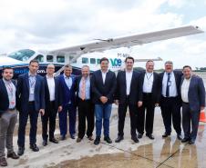 Dois potentes jatos de água batizaram simbolicamente as primeiras aeronaves que partiram com voos de Curitiba para o Interior do Estado inaugurando oficialmente, nesta terça-feira (22), o programa Voe Paraná. O governador Carlos Massa Ratinho Junior acompanhou a estreia no Aeroporto Afonso Pena, em São José dos Pinhais, recepcionando os primeiros passageiros com destino ao Interior do Estado.