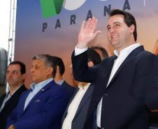 Dois potentes jatos de água batizaram simbolicamente as primeiras aeronaves que partiram com voos de Curitiba para o Interior do Estado inaugurando oficialmente, nesta terça-feira (22), o programa Voe Paraná. O governador Carlos Massa Ratinho Junior acompanhou a estreia no Aeroporto Afonso Pena, em São José dos Pinhais, recepcionando os primeiros passageiros com destino ao Interior do Estado.