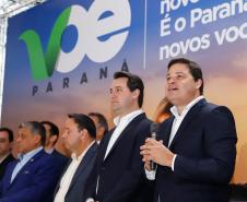 Dois potentes jatos de água batizaram simbolicamente as primeiras aeronaves que partiram com voos de Curitiba para o Interior do Estado inaugurando oficialmente, nesta terça-feira (22), o programa Voe Paraná. O governador Carlos Massa Ratinho Junior acompanhou a estreia no Aeroporto Afonso Pena, em São José dos Pinhais, recepcionando os primeiros passageiros com destino ao Interior do Estado.