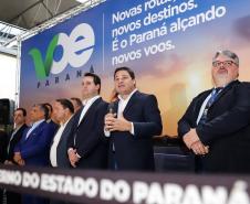 Dois potentes jatos de água batizaram simbolicamente as primeiras aeronaves que partiram com voos de Curitiba para o Interior do Estado inaugurando oficialmente, nesta terça-feira (22), o programa Voe Paraná. O governador Carlos Massa Ratinho Junior acompanhou a estreia no Aeroporto Afonso Pena, em São José dos Pinhais, recepcionando os primeiros passageiros com destino ao Interior do Estado.