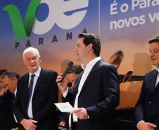 Dois potentes jatos de água batizaram simbolicamente as primeiras aeronaves que partiram com voos de Curitiba para o Interior do Estado inaugurando oficialmente, nesta terça-feira (22), o programa Voe Paraná. O governador Carlos Massa Ratinho Junior acompanhou a estreia no Aeroporto Afonso Pena, em São José dos Pinhais, recepcionando os primeiros passageiros com destino ao Interior do Estado.