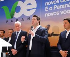 Dois potentes jatos de água batizaram simbolicamente as primeiras aeronaves que partiram com voos de Curitiba para o Interior do Estado inaugurando oficialmente, nesta terça-feira (22), o programa Voe Paraná. O governador Carlos Massa Ratinho Junior acompanhou a estreia no Aeroporto Afonso Pena, em São José dos Pinhais, recepcionando os primeiros passageiros com destino ao Interior do Estado.