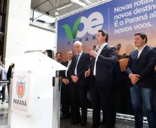 Dois potentes jatos de água batizaram simbolicamente as primeiras aeronaves que partiram com voos de Curitiba para o Interior do Estado inaugurando oficialmente, nesta terça-feira (22), o programa Voe Paraná. O governador Carlos Massa Ratinho Junior acompanhou a estreia no Aeroporto Afonso Pena, em São José dos Pinhais, recepcionando os primeiros passageiros com destino ao Interior do Estado.