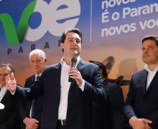 Dois potentes jatos de água batizaram simbolicamente as primeiras aeronaves que partiram com voos de Curitiba para o Interior do Estado inaugurando oficialmente, nesta terça-feira (22), o programa Voe Paraná. O governador Carlos Massa Ratinho Junior acompanhou a estreia no Aeroporto Afonso Pena, em São José dos Pinhais, recepcionando os primeiros passageiros com destino ao Interior do Estado.