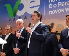Dois potentes jatos de água batizaram simbolicamente as primeiras aeronaves que partiram com voos de Curitiba para o Interior do Estado inaugurando oficialmente, nesta terça-feira (22), o programa Voe Paraná. O governador Carlos Massa Ratinho Junior acompanhou a estreia no Aeroporto Afonso Pena, em São José dos Pinhais, recepcionando os primeiros passageiros com destino ao Interior do Estado.